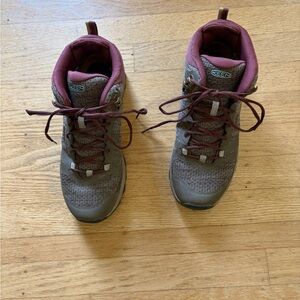 Keen women’s hiking boots with double hook lace closure